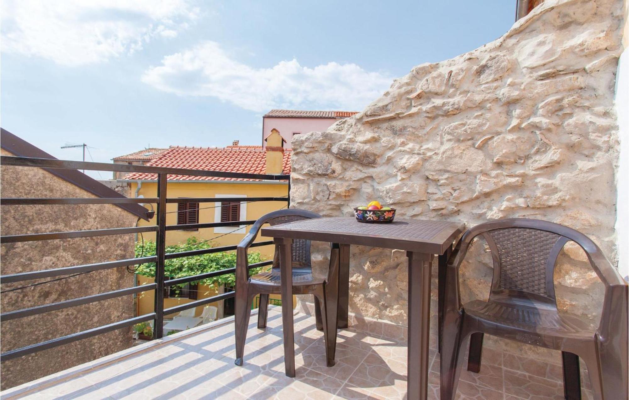 1 Bedroom Beautiful Apartment In Omišalj Exterior foto